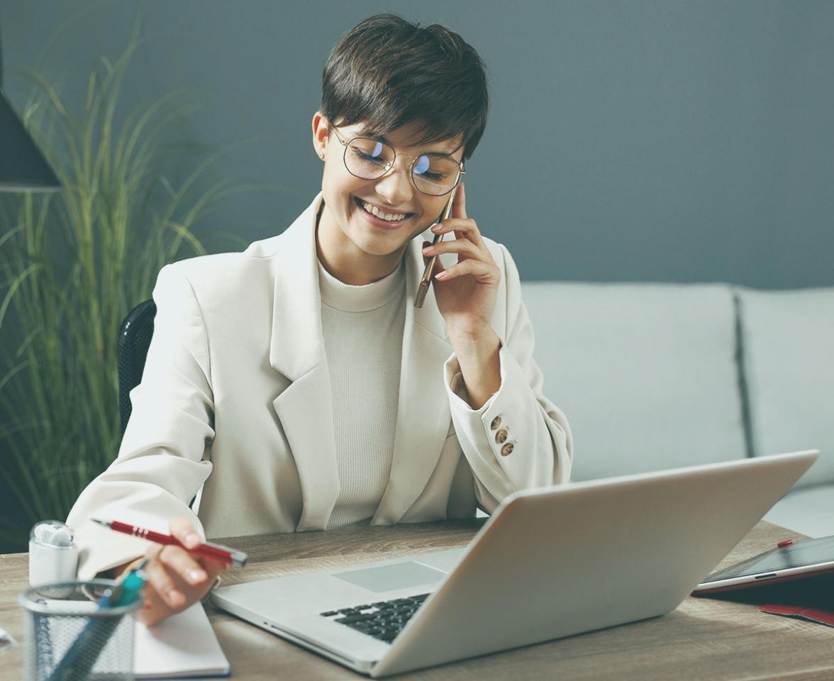 Lektorius pristato medžiagą online seminare